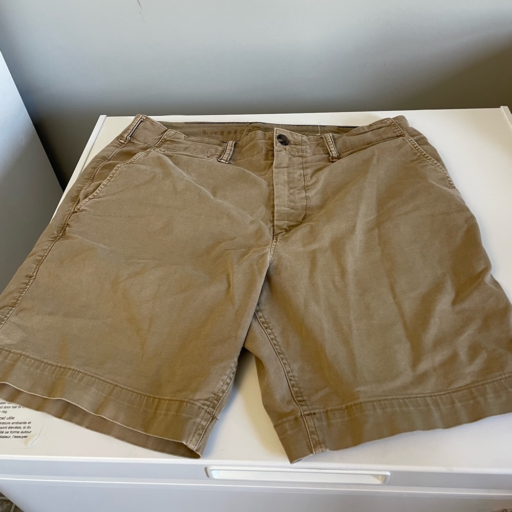 Men’s US 32 LIKE-NEW AMERICAN EAGLE KHAKI SHORTS